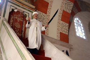 تقليد عمره 6 قرون.. إلقاء الخطبة مع السيف بأحد مساجد تركيا