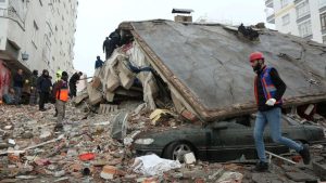 قتلى وجرحى جراء انهيار مبنى متضرر من الزلازل في تركيا