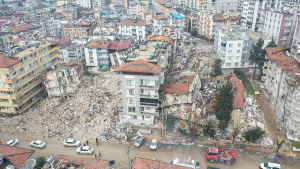 مشاهد من يوم القيامة.. زلزال تركيا يزيح مقبرة بالكامل ويشطرها نصفين “فيديو”