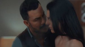 مشهد القبلة الحميمة بين باسل خياط ورزان جمّال في مسلسل الثمن يشعل مواقع التواصل “فيديو”