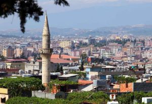 رئيس بلدية هاتاي يحذر من تزايد اعداد اللاجئين السوريين في المدينة