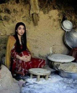 بدر خلف يشارك صورة قديمة صادمة.. هل كان إمرأة؟ 1