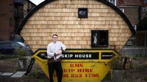 نجم عالمي يقرر الإنتقال للعيش في صندوق للنفايات ’’صور أثارت تفاعلاً’’ 7