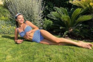 بطلة "الطائر الرفراف" بإطلالة جريئة بملابس السباحة ورشاقتها حديث الجمهور "شاهد" 1