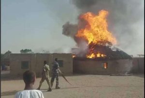 نيران مجهولة المصدر تخرج من باطن الأرض وتلتهم 75 منزلاً في هذه الدولة ’’صور مُرعبة’’ 12