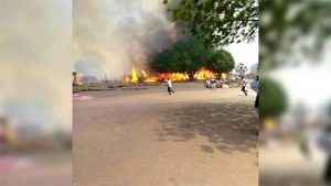 نيران مجهولة المصدر تخرج من باطن الأرض وتلتهم 75 منزلاً في هذه الدولة ’’صور مُرعبة’’ 10