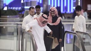 شاب يعتدي على رجلاً مسنًا في السعودية.. هكذا كانت ردة فعل المواطنين