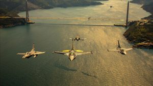 مقاتلات حربية فوق اسطنبول “صور”