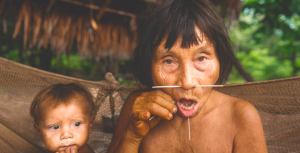 يحرقون جثث موتاهم ثم يأكلونها بحساء الموز!.. “قبيلة اليانومامي” إحدى أغرب القبائل البدائية في العالم