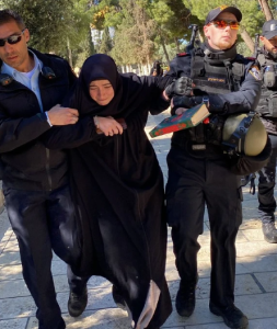 كانت تتلو آيات من القرآن.. إعتقال فتاة تركية في المسجد الأقصى