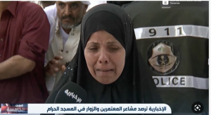 فيديو مؤثر من الحرم.. معتمرة مصابة بالسرطان تذرف الدموع لحظة حديثها عن قصتها