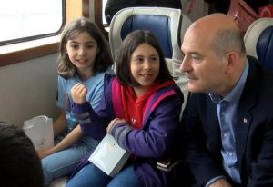 وزير الداخلية سليمان صويلو يجري جولة مع الأطفال في البوسفور