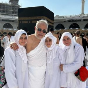 روجينا بالحجاب تؤدي مناسك العمرة برفقة زوجها وابنتها 2 روجينا بالحجاب تؤدي مناسك العمرة برفقة زوجها وابنتها 1