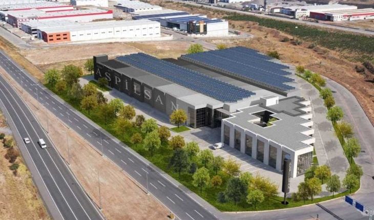 أول مصنع للبطاريات