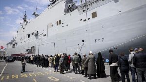 إقبال كبير على زيارة أكبر السفن الحربية في تركيا
