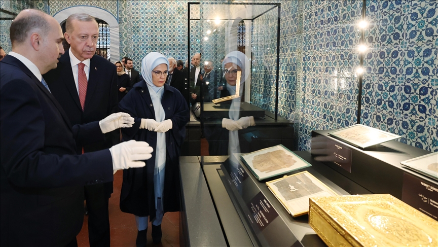 أردوغان يزور "البردة النبوية الشريفة" بإسطنبول 23