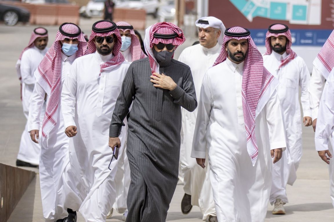 شاهد الأمير الوليد بن طلال يلعب كرة القدم مع حفيدته داخل قصره 1