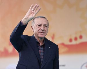احتفالا بفوز أردوغان.. رجل أعمال ينحر 81 خروفا في اسطنبول