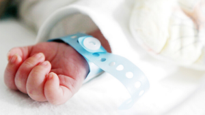 مُعجزة ربانية.. سيدة تُنجب طفلة بأربع أرجل