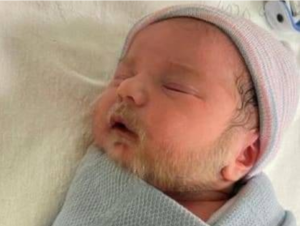 صورة لطفل رضيع بلحية بيضاء تثير جدلاً كبيراً