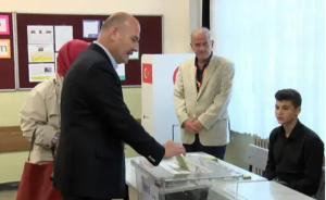 وزيرا الداخلية والعدل يدليان بصوتيهما في الجولة الثانية من الانتخابات