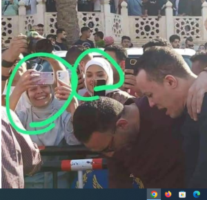 فتاتان تضحكان وتثيران الجدل أثناء تصويرهما جنازة الفنان مصطفى درويش 1