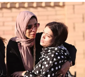 أول ظهور لخطيبة مصطفى درويش أثناء تشيع جثمانه.. بكاءها وصراخها يدمي القلوب 3