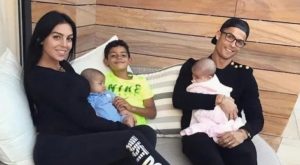 كريستيانو رونالدو بصور من قصره في السعودية .. هكذا يقضي وقت فراغه مع أولاده