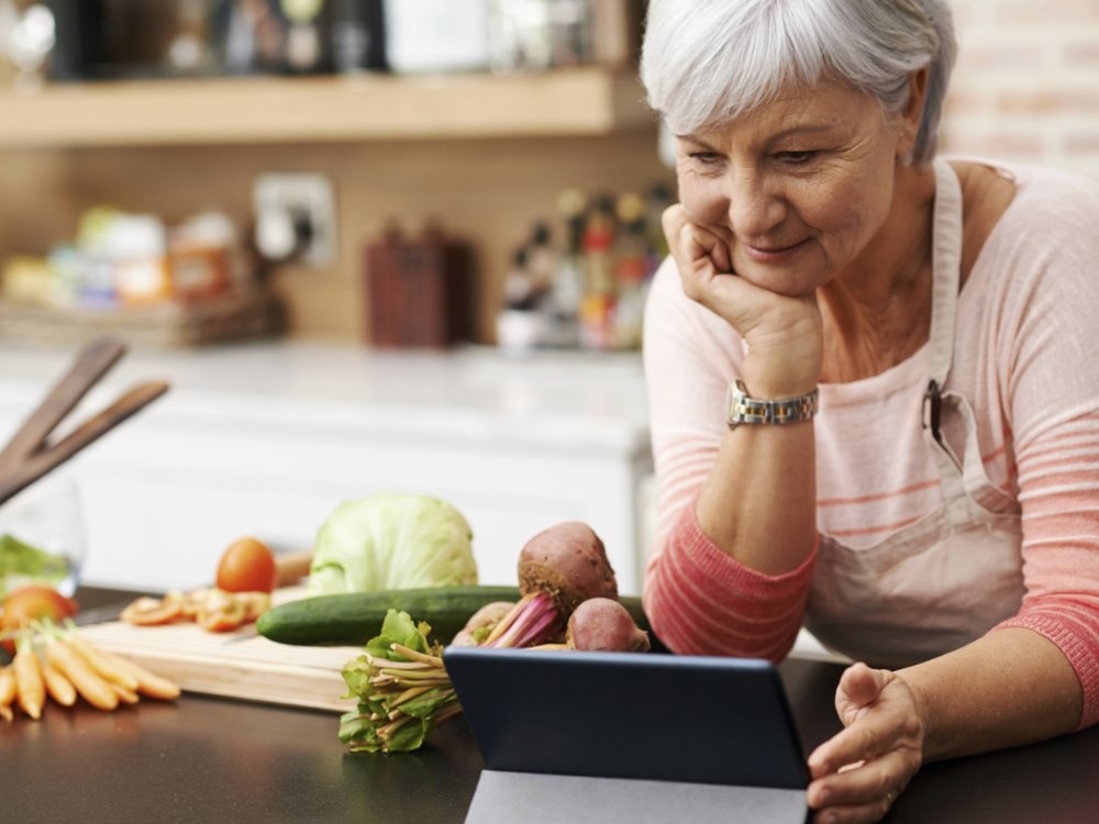 سبب رغبة كبار السن في تناول الحلويات