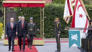 رئيس قبرص التركية يستقبل أردوغان بمراسم رسمية