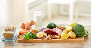 قائمة بأهم الأطعمة والمشروبات التي تحسّن النوم