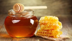 هل يتحول العسل إلى مادة سامة بعد التسخين؟