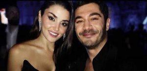 بوراك دينيز وهاندا أرتشيل يحتفلان برش الشمبانيا في الشارع (فيديو)