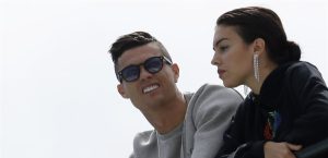 بفستان قصير جداً.. جورجينا تروّج لمشروع رونالدو الجديد