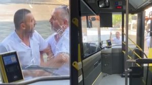 حادث مروع في حي فاتح باسطنبول: سائق حافلة يشن هجومًا بالفأس على زميله ويثير هلع المارة “فيديو”