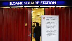 حالة من الرعب.. راكب يطعن نفسه حتى الموت في محطة مترو