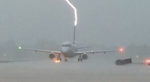 صاعقة تضرب ذيل طائرة مليئة بالركاب وهذا ما حدث !! فيديو