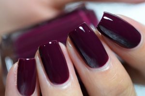 فتاة أميركية تُنقل للطوارئ في المشفى والسبب طلاء الأظافر