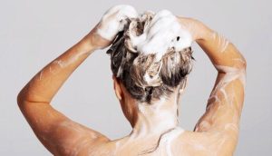 العدد الأمثل لغسل الشعر في الأسبوع لمنع تساقطه