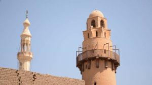 مصري يحاول الانتحار بالقفز من مئذنة مسجد والنهاية صادمة “فيديو”