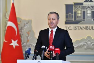 وزيرالداخلية التركي ينفي ترحيل السوريين ويتحدث عن العنصرية ضد الاجانب في تركيا