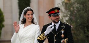 ولي عهد الأردن ينشر صورة بعد زواجه من الأميرة رجوة وهكذا علق عليها