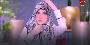 ياسمين عز ترتدي الحجاب على الهواء وتعلق: “ربنا يهدينا جميعاً”