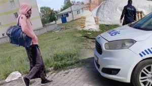 رجل يتجول بملابس نسائية بمدينة قارص يثير رعب المواطنين.. والسبب لعبة حاسوب