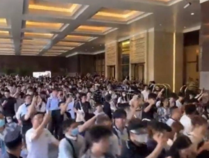 هكذا استقبلت الجماهير الصينية “ميسي” في المطار