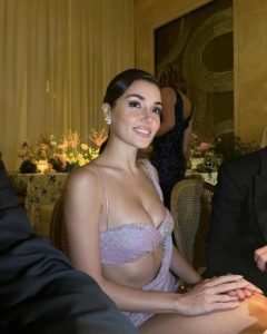 هاندا أرتشيل بفستان جريء في زفاف إيدا إيجي.. أين وضع حبيبها يده؟ 3