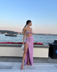 هاندا أرتشيل بفستان جريء في زفاف إيدا إيجي.. أين وضع حبيبها يده؟ 1