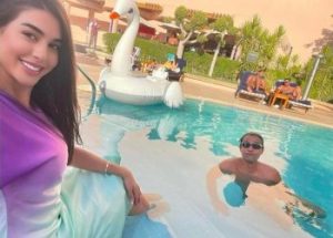 ياسمين صبري برفقة هذا الفنان في حمام السباحة.. صورة أثارت ضجة 1