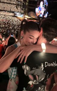 تصرف جريء لـ هاندا أرتشيل مع حبيبها أمام الجمهور 59