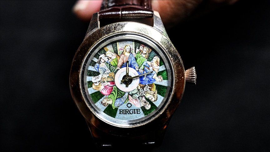 فنان تركي يصمم للبابا فرانسيس ساعة "العشاء الأخير" 1